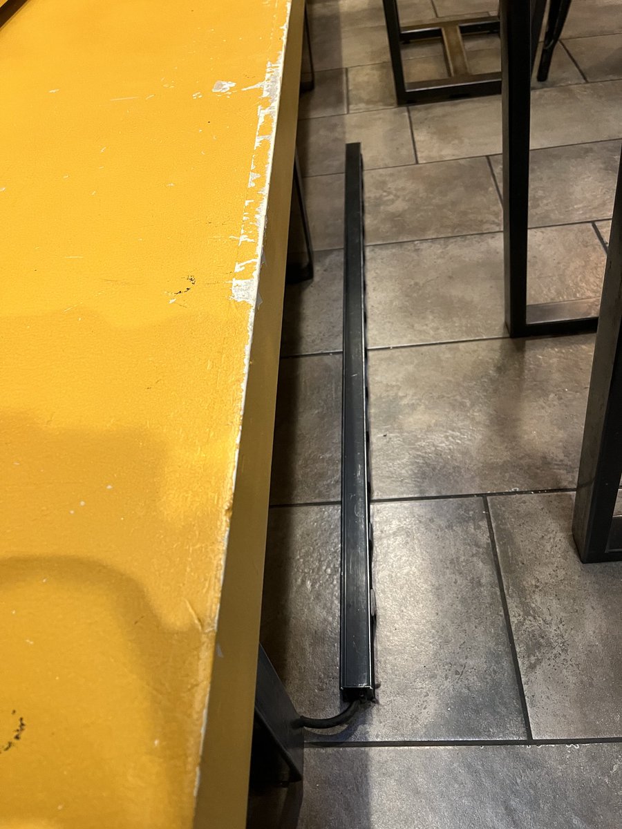 laptop-friendly cafe with the longest power strip I ever saw ⁦<a href="/VigilanteCoffee/">Vigilante Coffee</a>⁩