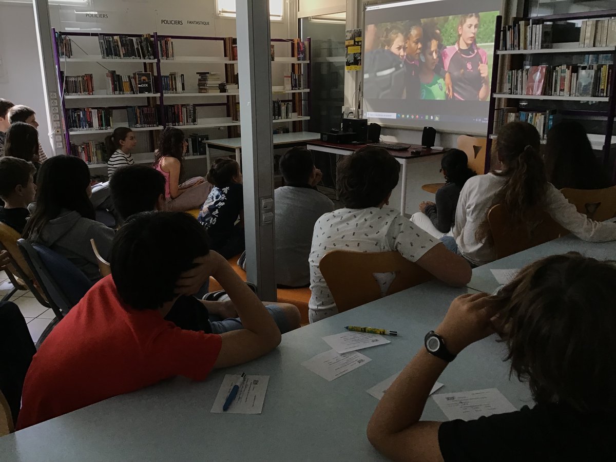 HeleneRicarrere's tweet photo. 🎬Clap de fin pour @lafeteducourt au #CDI @CTarnos Palmarès Prix du public collégien 2023 #Lesrosesetlesbleus et #Jeûnedété De nombreux élèves ont cette année encore répondu présents au rdv : débats, critiques📽️, beaucoup de plaisir ! #FCM #profsdocs #DAAC @AcBordeaux @CmiDocBx https://t.co/DBFtsvjVv1