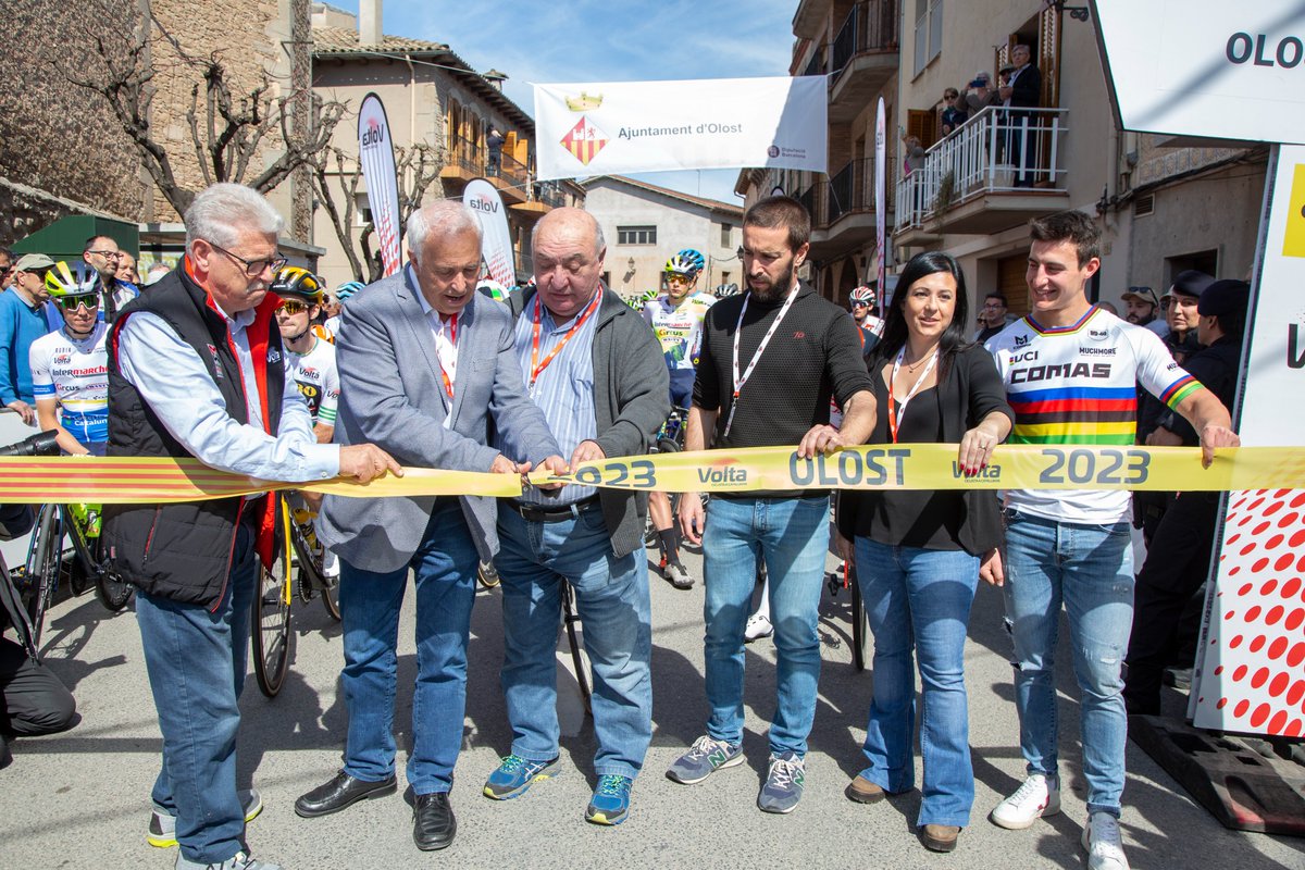 VoltaCatalunya's tweet image. 🎉Olost s'ha vestit de gala per a la sortida de l'etapa 3 de la #VoltaCatalunya102
✂️ Ens acompanyen: Josep Mª Freixanet alcalde @AjuntamentOlost, Gil Salvans, 1r tinent d'alcalde, Meritxell Trigo, regidora d'esports, Òscar Pitarch i Eloi Palau, campió del món de bici trial.