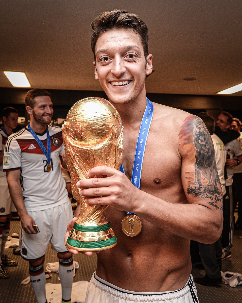 ESPNFC's tweet photo. BREAKING: Mesut Ozil has officially retired from professional football at the age of 34. https://t.co/fEGTR7fpcq