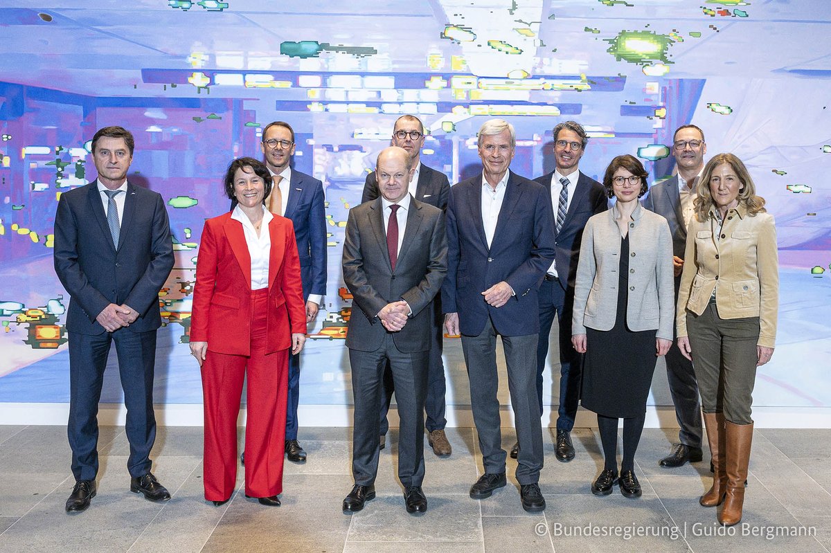 Gestern Abend haben wir uns zum ausführlichen Austausch mit @Bundeskanzler Olaf Scholz getroffen. Unser Leitthema „Der Wirtschafts- &amp; Industriestandort Deutschland in der Zeitenwende: Herausforderungen &amp; Lösungen auf dem Pfad zur #Klimaneutralität“. Danke für das gute Gespräch!