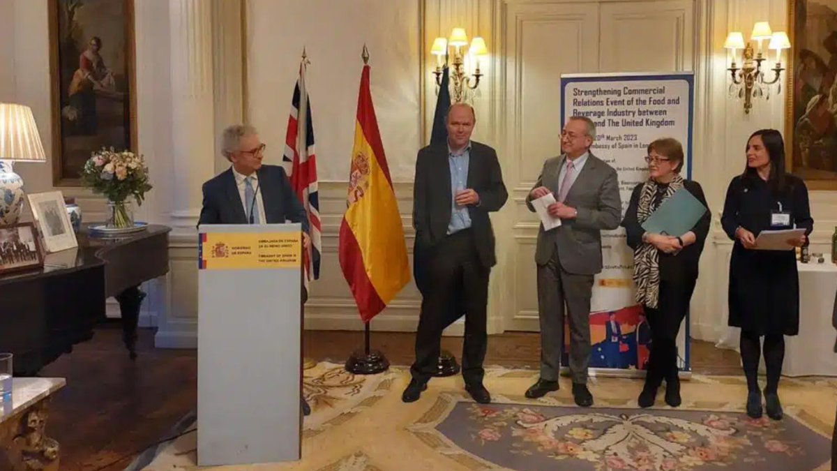 🇪🇸
La <a href="/esFIAB/">FIAB</a>, con el apoyo del @mapagob, celebró este lunes una recepción en la Embajada de España en Londres para reforzar las relaciones comerciales entre España y Reino Unido tras el Brexit. 

🔗 bit.ly/3Z3vAhP