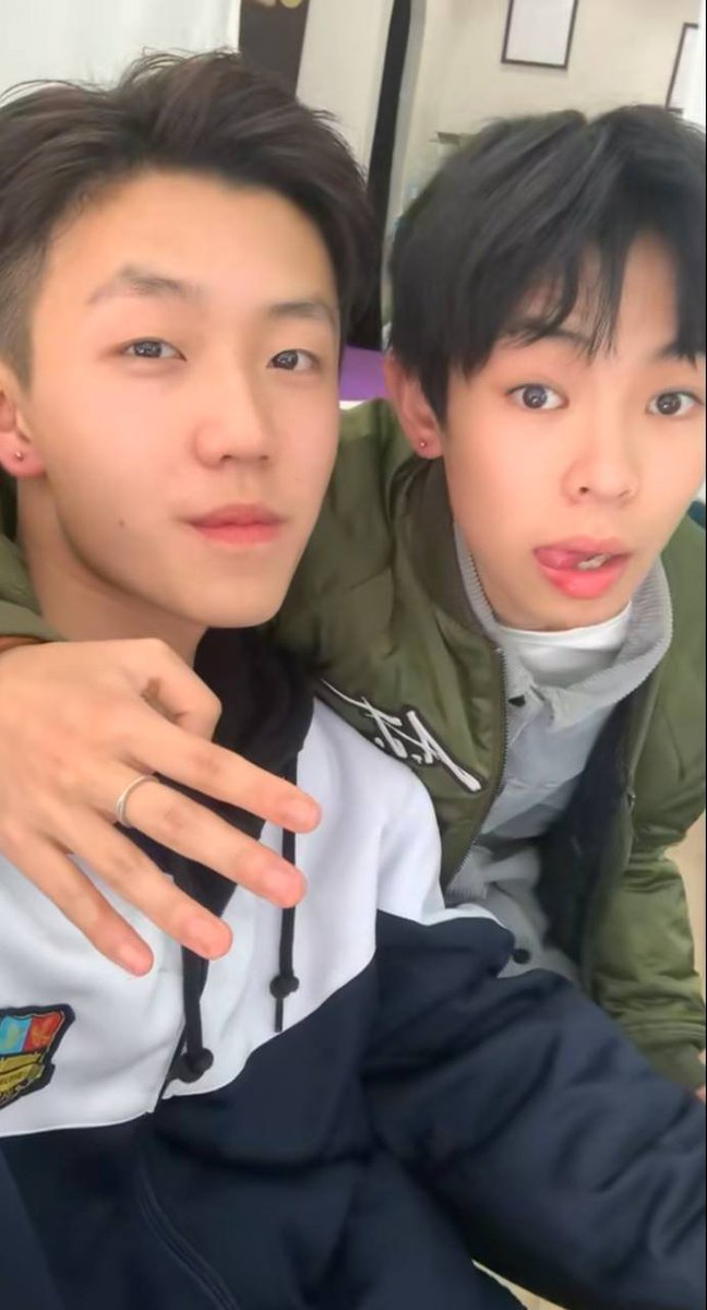 jackspero14's tweet photo. 忽略旁边的小男孩 https://t.co/AuqmMott0o