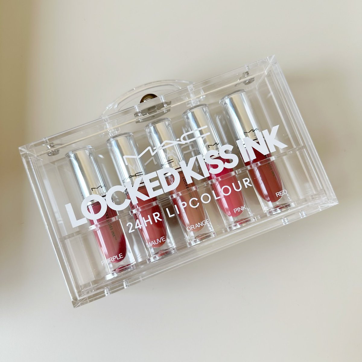 Viviennewonder's tweet photo. มาจ้า แจกของกันหน่อยไม่ได้แจกนาน แจกลิป MAC รุ่นใหม่ Locked Kiss Ink เนื้อดี ติดทนมาก สีสวยหมดเลย เอาไปคนเดียวทั้งกล่องเลยแค่ RT + FOLLOW เท่านั้นคับผม ประกาศ 27 มีนานี้เลย ลุยๆ https://t.co/ceYSMJHjBo