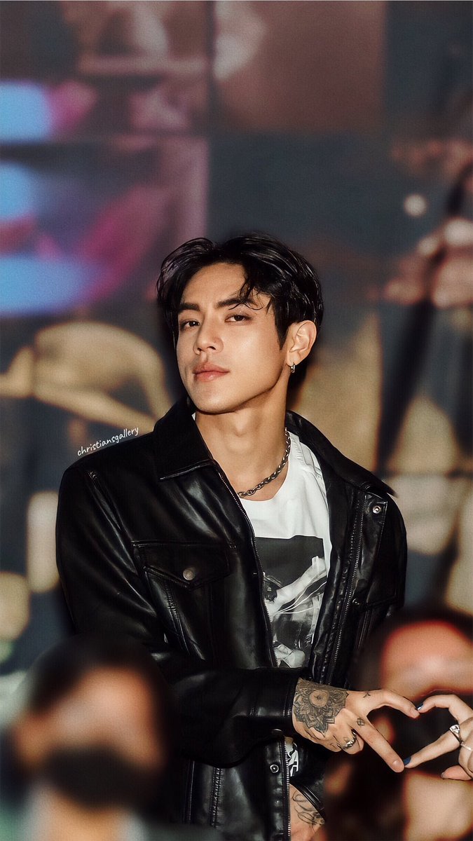 christiansgallery tweet media