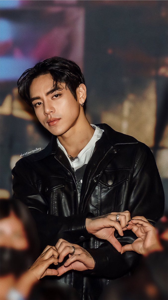 christiansgallery tweet media