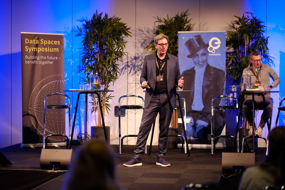 Europeanaeu's tweet photo. 📢Happening at #DataSpacesSymposium 
@Hverwayen shares our vision for the common European #DS4CH:
👩‍👧‍👦Social value: an open and resilient commons for the users of Europe's cultural data.
🤝As one of the most advanced #DataSpaces we're keen to share our experience with others. https://t.co/qhSC0X1Ncz