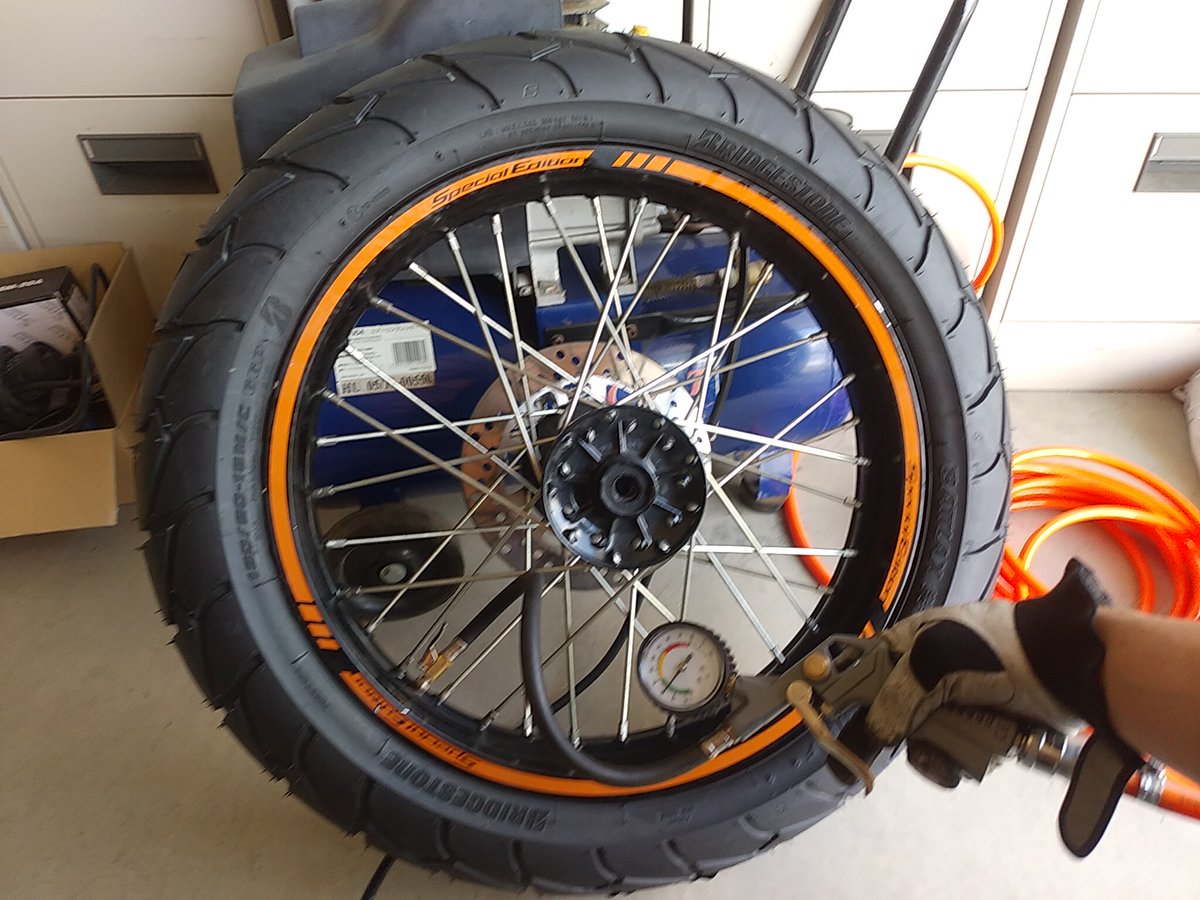 Nozuechan's tweet photo. マイバイクのタイヤ交換🔧
#セルフタイヤ交換
#手バラシ手組み
#BATTLAX
#ADVENTURECROSS
#SCRAMBLER
#AX41S https://t.co/u4GK0XTl2A