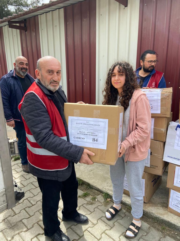 TC_Bagcilar's tweet photo. #VARIM Projesi kapsamında
 Kaymakamlığımızın sorumluluğuna verilen #Hatay'da ki Hatayspor Dinlenme Tesisleri çadır kentimizde bulunan depremzede vatandaşlarımızın tespit edilen ihtiyaçlarının yer aldığı her çadıra özel hazırlanan yardım kolilerinin dağıtımı, https://t.co/j7S9k5bW80