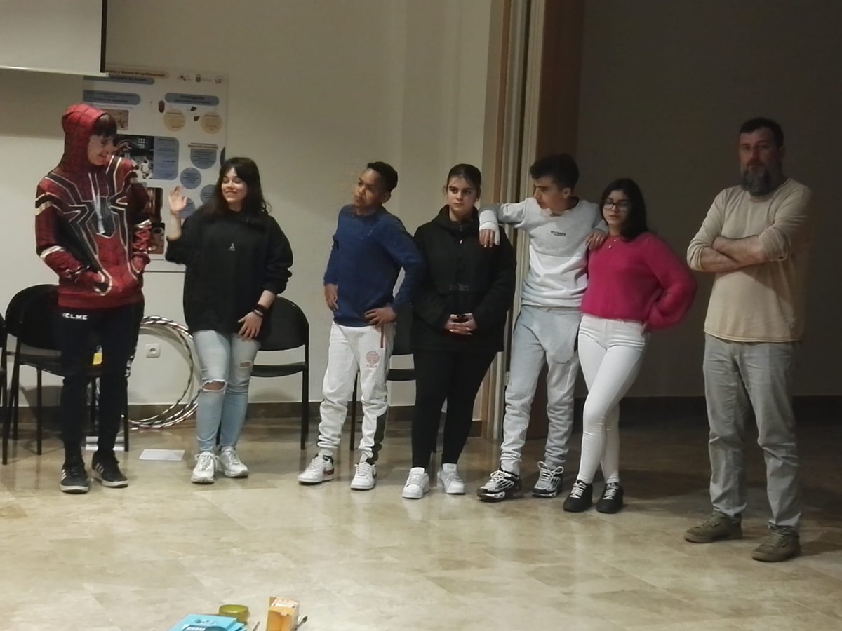 sjaznalfarache's tweet photo. Estudiantes de los IES Mateo Alemán y Severo Ochoa han participado en el encuentro "La juventud propone organizado por @ACPPAndalucia , Los mediadores compartieron los trabajos audiovisuales que ha realizado el alumnado y realizaron un mural colectivo. @delegajovensj https://t.co/2a01phKuPH