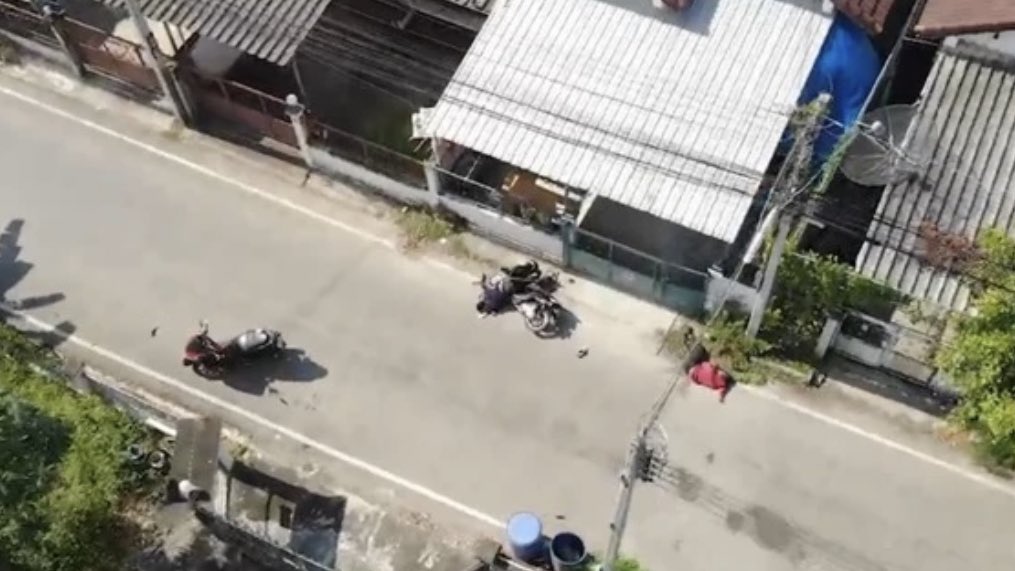 สรุปเหตุการณ์ #กราดยิงเพชรบุรี เท่าที่อ่านมา
- คนร้ายอายุ 29 เคยฝึกเป็นทหารพราน
- เรื่องเกิดในหมู่บ้านแห่งหนึ่ง อำเภอเมืองเพชรบุรี
- คนร้ายถูกจับคดียาเสพติด ต้องขึ้นศาลวันนี้
- คนร้ายคลุ้มคลั่งเลยก่อเหตุยิงคนไม่เลือก
- ตอนนี้มีคนโดนยิงเสียชีวิตแล้วสามคน
-