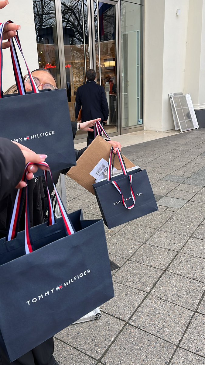 ShawnMendesBRA's tweet photo. Fãs já estão em frente à loja esperando o evento da Tommy Hilfiger em Berlim. 

Elas ganharam copos com café e sacolas com brindes (camiseta, moletom, bucket). #TOMMYxSHAWN https://t.co/jYi6xXNIlz