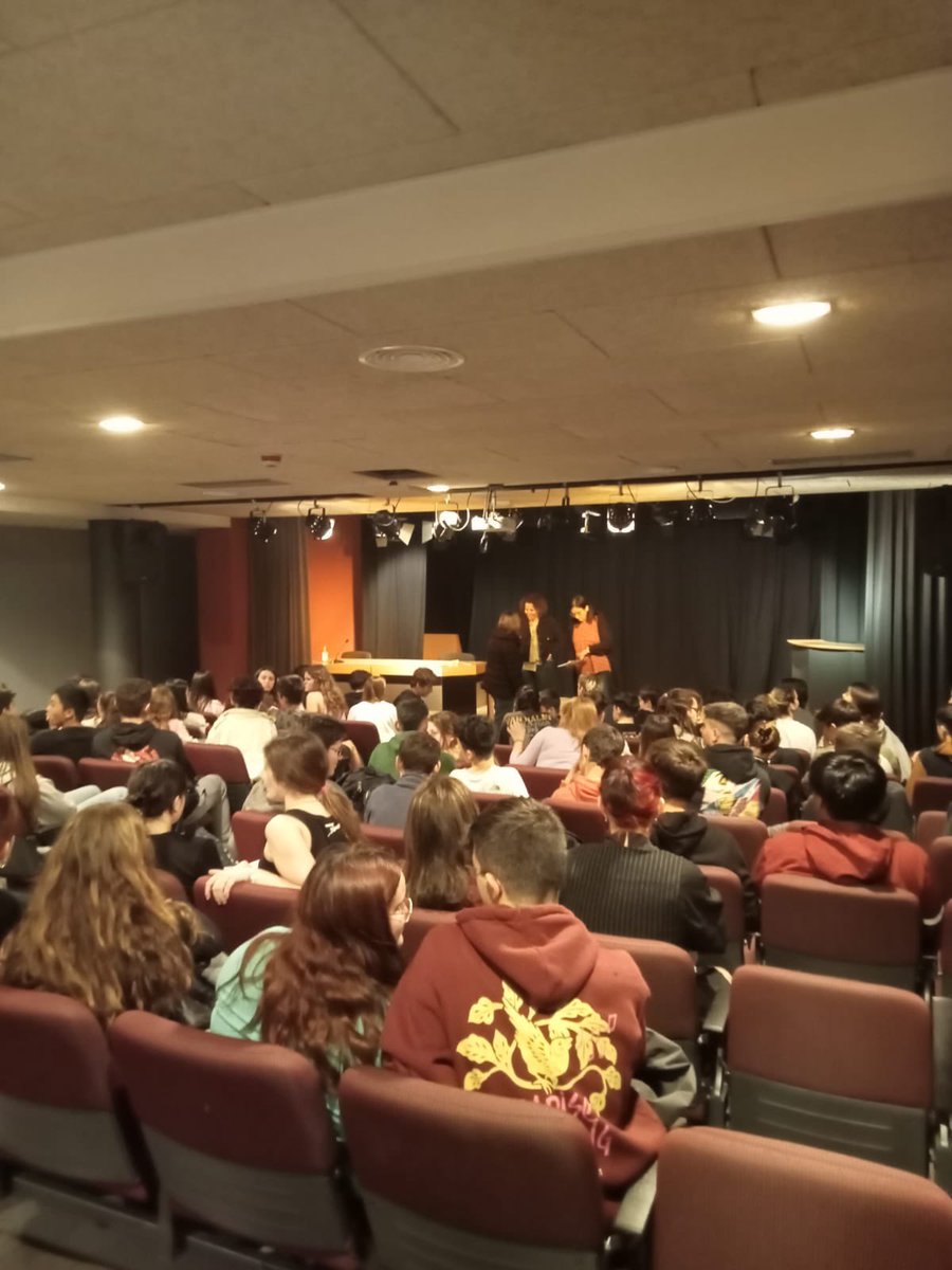EASESC_AND's tweet photo. Ahir a la tarda, els alumnes de 2n de 2n cicle van fer una visita a l’escola de Batxillerat per tal de començar a familiaritzar-se amb les instal·lacions del centre on assistiran el curs vinent. 👩🎓🧑🎓👍🏼 #easesc #escolaandorrana #escolaandorranabatxillerat #estudiant https://t.co/plthXuqDrH