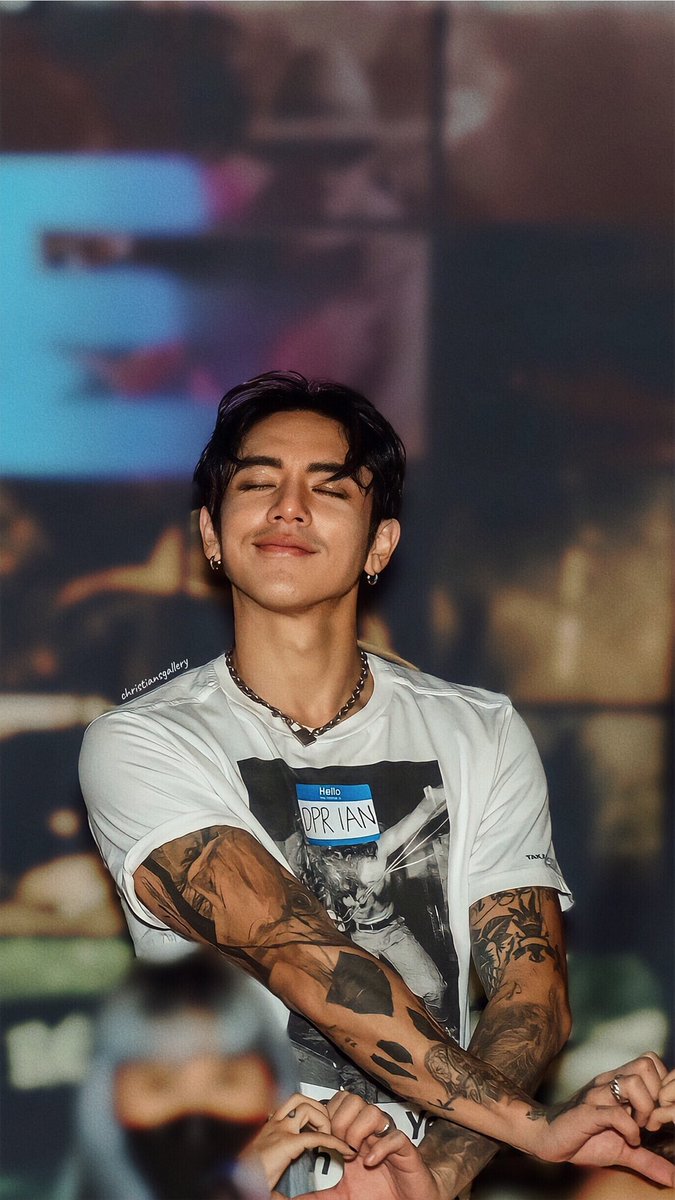 christiansgallery tweet media