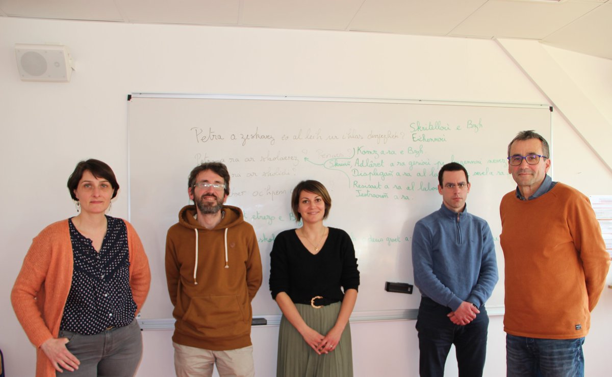 EC_bilingue's tweet photo. Goude 6 miziad stummadur e brezhoneg e krog hiriv  evit ar stajidi  eil lodenn ag   « DU métiers et langue bretonne » en Arradon. Ar ar roll : kentelioù àr ar yezh, istor , lennegezh, ha kentelioù àr ar c’helenn divyezhek. 👏😀 https://t.co/8QPlvW1Ti2
