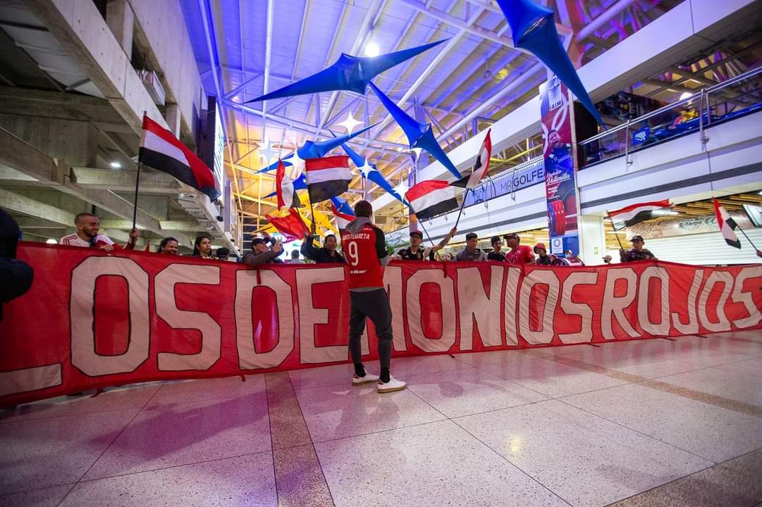 RxRLBDF02's tweet photo. Bienvenido a casa, ídolo 🇾🇪 @Feraristeguieta https://t.co/qe4YHLNsvl