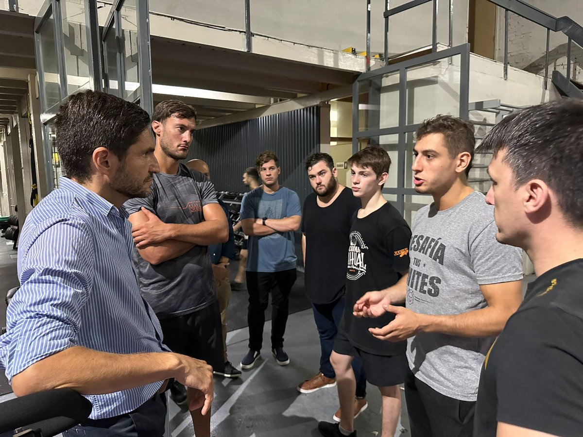 maxipullaro's tweet photo. El deporte nos ayuda a ser mejores personas. En la Academia Nahual nos encontramos con Seba Luraschi Agustín, Lucio y Leonardo para dialogar sobre esto y confirmar que para #CambiarSantaFe tenemos que apoyarnos en los valores y el esfuerzo que implica la práctica deportiva. 1/2 https://t.co/Ax1XvHTyeF