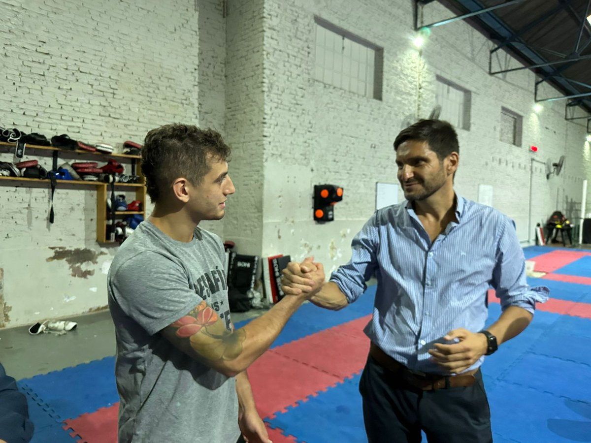 maxipullaro's tweet photo. El deporte nos ayuda a ser mejores personas. En la Academia Nahual nos encontramos con Seba Luraschi Agustín, Lucio y Leonardo para dialogar sobre esto y confirmar que para #CambiarSantaFe tenemos que apoyarnos en los valores y el esfuerzo que implica la práctica deportiva. 1/2 https://t.co/Ax1XvHTyeF