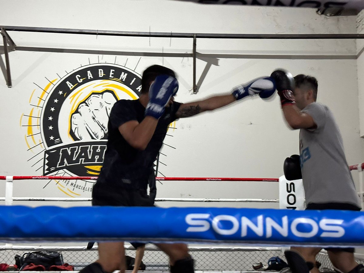 maxipullaro's tweet photo. Además de compartir con nosotros parte de sus logros deportivos, Seba nos comentó sobre las becas para pibes que entrenan fuerte boxeo y otras disciplinas. Con @GastaNoyjovich creemos que una ciudad con más deporte, es el mejor camino para una sociedad con menos violencia. 2/2 https://t.co/c9sZJa1rMh