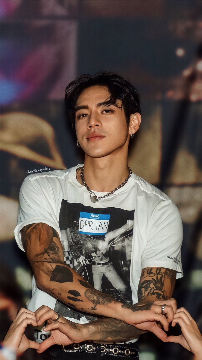 christiansgallery tweet media