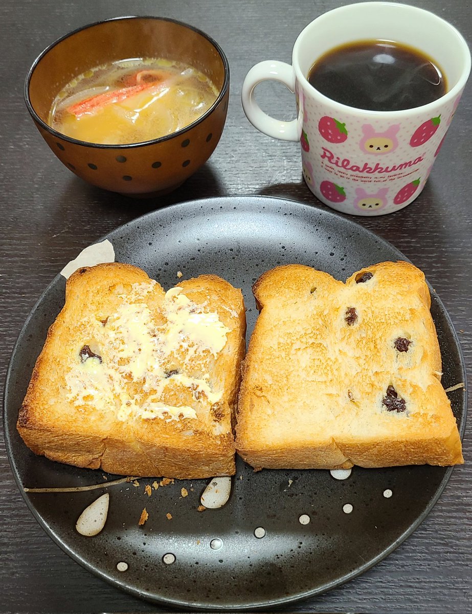 3/22昼食 レーズンパン カニカマと玉葱のコンソメスープ タカセ洋菓子店で買ってきたレーズンパンにスープを付けて🥳 自分的にお洒落なランチ気分で頂きます🍴🙏