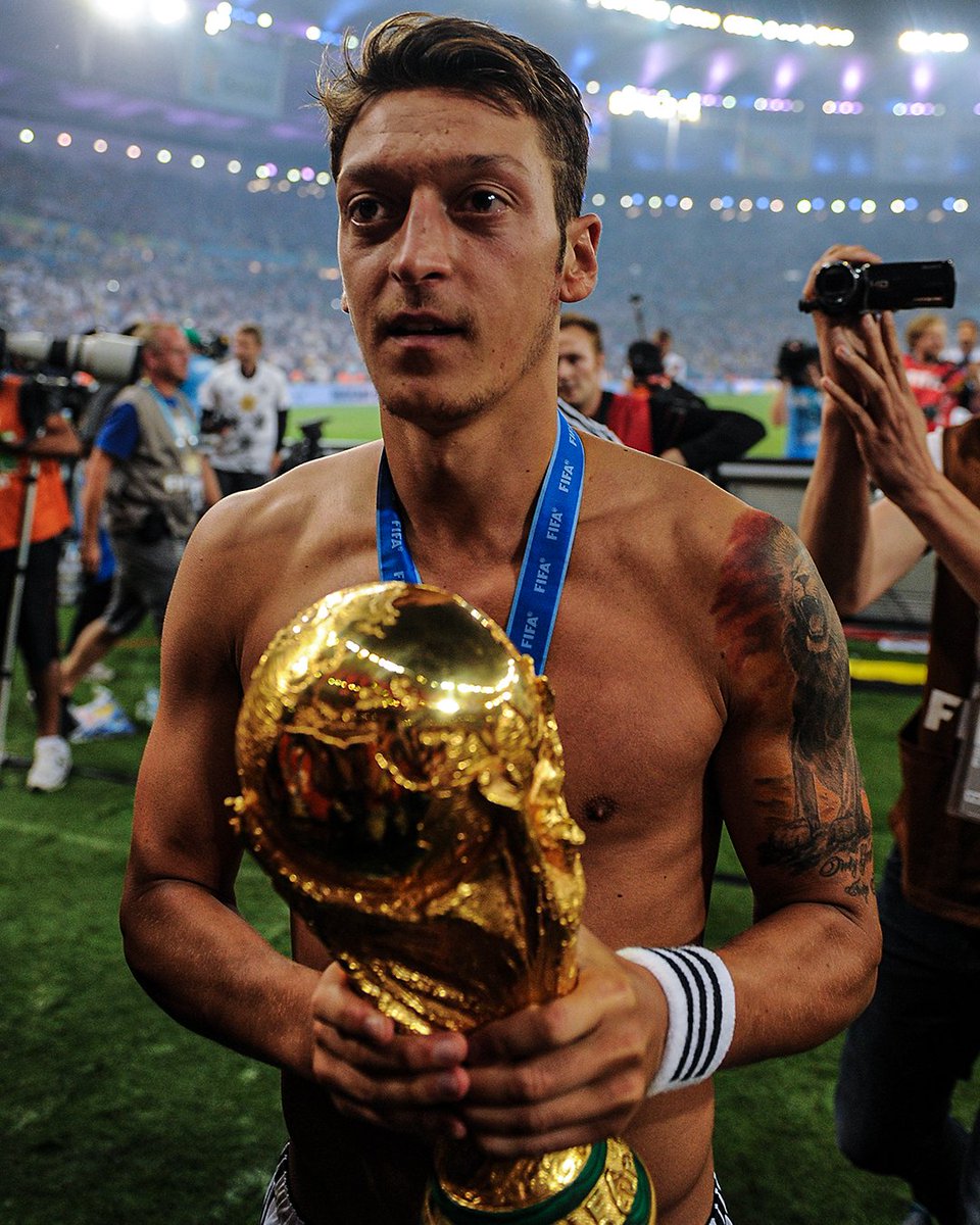 Mesut Ozil has officially retired from professional football at the age of 34. 

What a player 👏