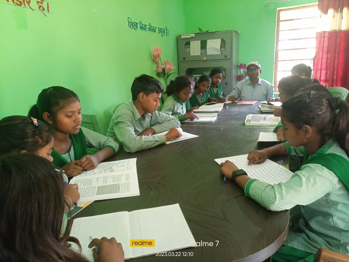 dcjamtara's tweet image. Wednesday Guidance Classes at 118 #CommunityLibraries of #Jamtara. 
@faiz_IAS
@HemantSorenJMM 
@EduMinOfIndia