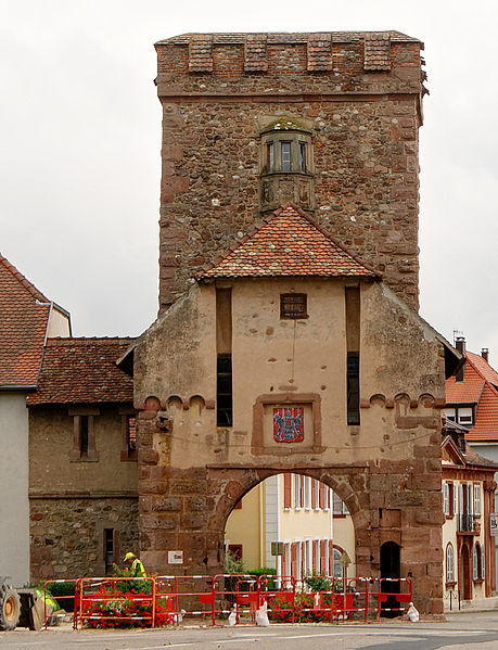 MonumentumFr's tweet image. Remparts à #Cernay (#HautRhin) Ces remparts ont subi des dommages de guerre : la porte est devenue une ruine. Construction XIIIe siècle. Porte de Thann : classement par arrêté du 19 mars 1920.
Suite 👉 monumentum.fr/remparts-pa000…
#Patrimoine #MonumentHistorique