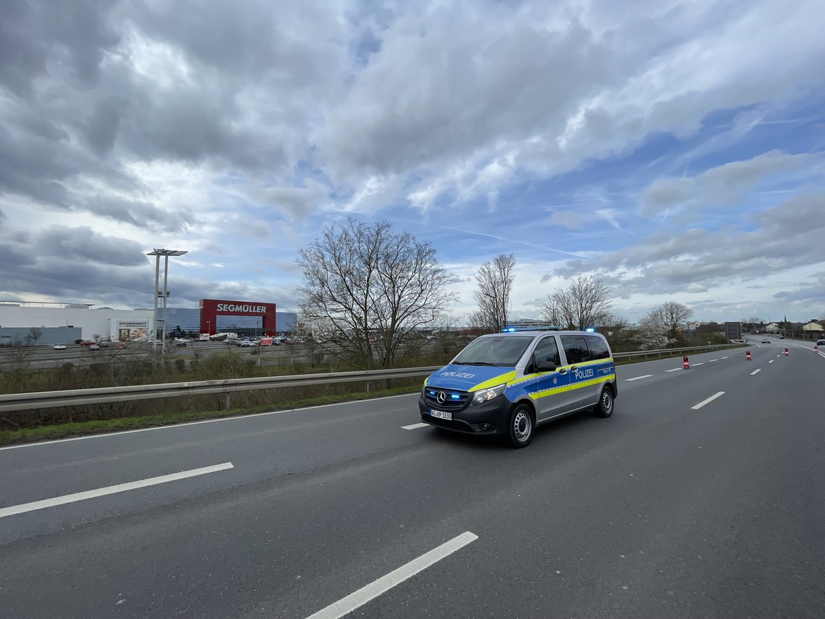 Polizei Südhessen (@polizei_suedhe) on Twitter photo 🚓 Die #Weltkriegsbombe wurde erfolgreich entschärft. Die Straßensperrungen werden nun sukzessive wieder aufgehoben.
#Darmstadt #Weiterstadt 🚓 Die #Weltkriegsbombe wurde erfolgreich entschärft. Die Straßensperrungen werden nun sukzessive wieder aufgehoben.
#Darmstadt #Weiterstadt
