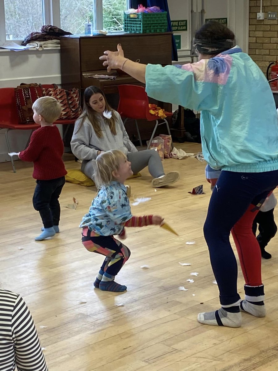 We had a lovely session last Friday at Sunnymead Minnows through @DancinOxford celebrating the rhythms of the seasons and the rhythms of our feet! 👣