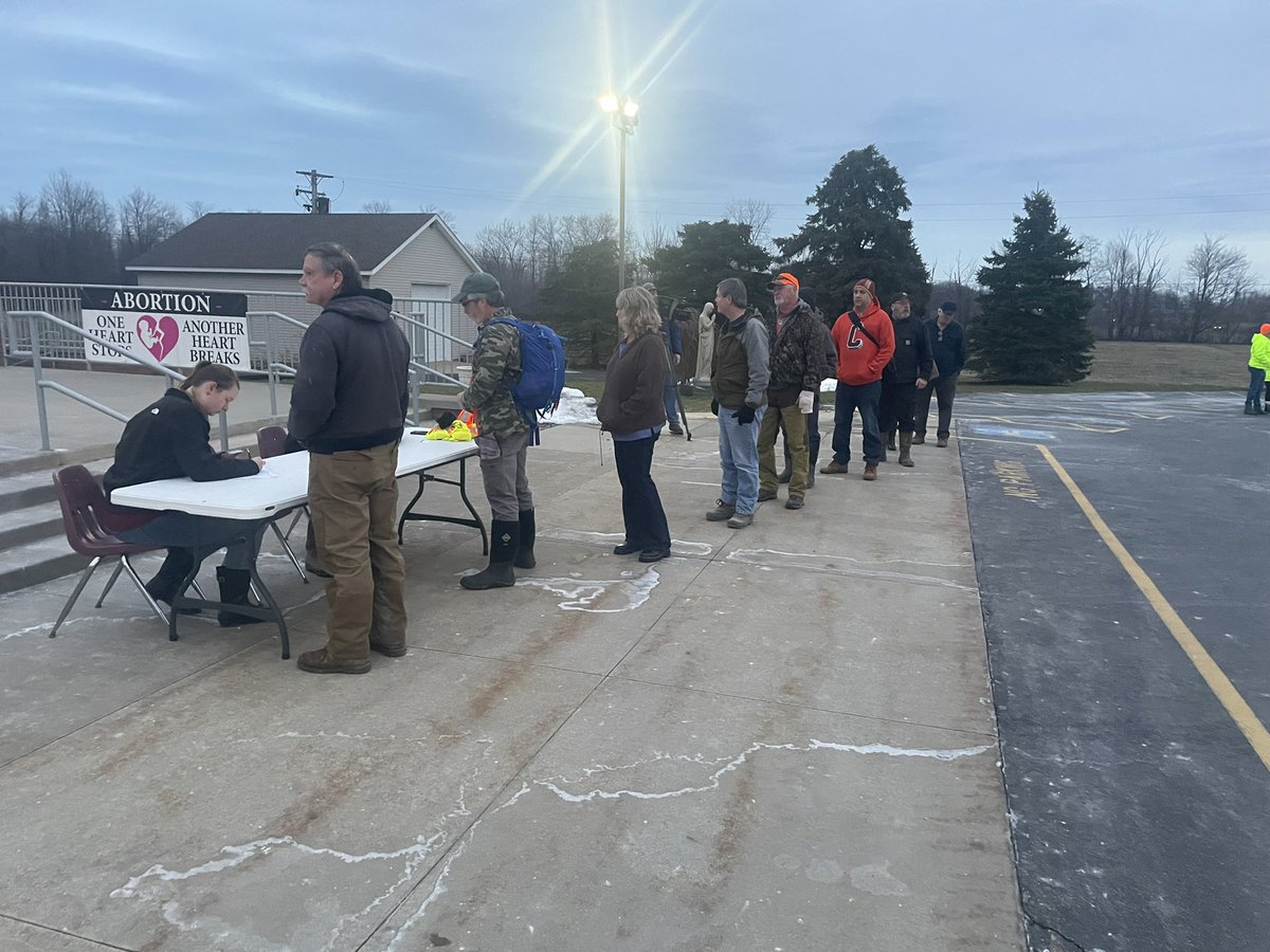 MikeHoldenNews's tweet photo. RIGHT NOW: Here’s a look at the people registering to help search for#missing #SusanTaylor. You must be 18. Sign up at St. Patrick’s. Wear boots, be prepped to search heavily wooded areas.  Bring photo  ID. Stay with @WEWS. https://t.co/0dq6myxWTQ