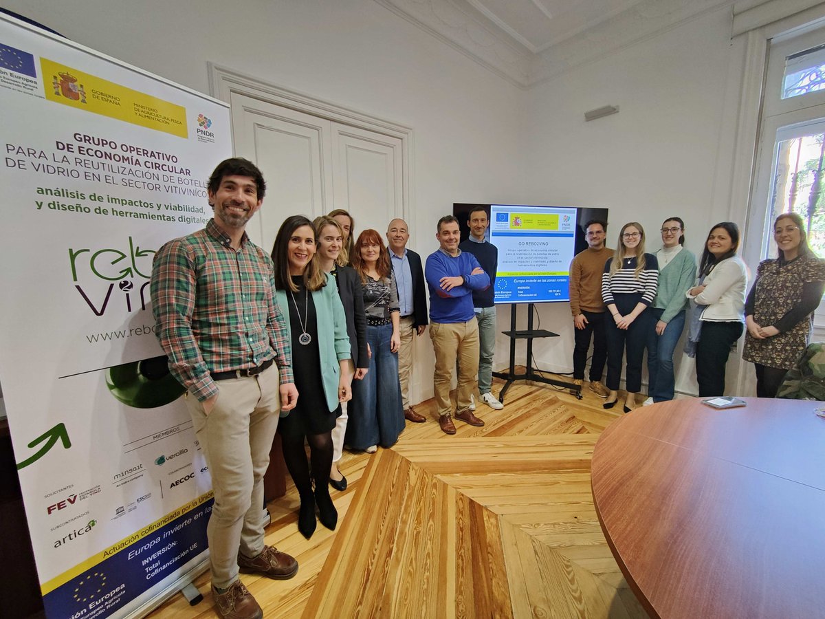 Para poner en marcha esta iniciativa se ha creado un Grupo Operativo, liderado por la <a href="/FEV_Vino/">FEV</a> en el que también participan <a href="/minsaitbyindra/">Minsait</a>, <a href="/verallianews/">Verallia</a>, @Gonzalez_Byass, <a href="/TorresWines/">Familia Torres Wines</a>, <a href="/articai_es/">artica+i</a>, <a href="/ESCIupf/">ESCI-UPF</a>, <a href="/AECOC_ES/">AECOC</a>, <a href="/ecovidrio/">Ecovidrio 🌍</a> y <a href="/CEHEhosteleria/">Hostelería de España</a>.