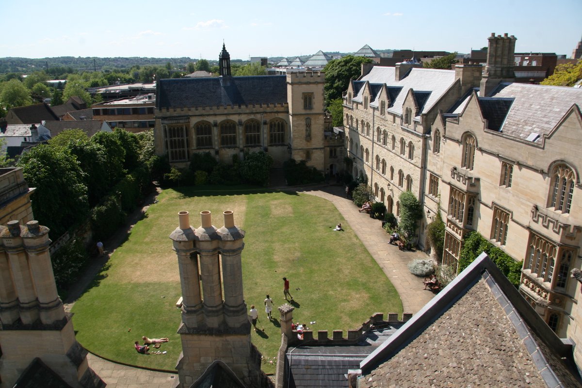 PembrokeOxford's tweet photo. 📸Chapel Quad- June 2009. https://t.co/eafBigYfcN