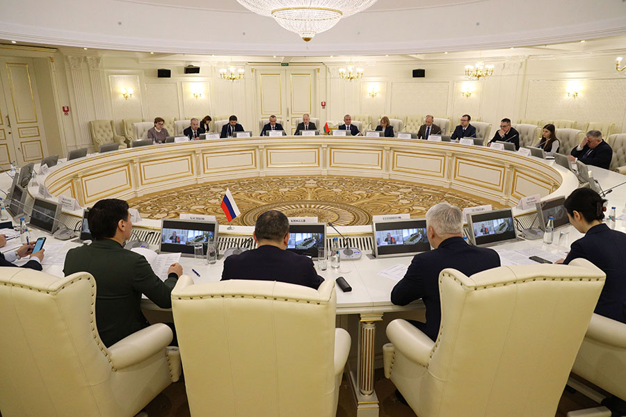 MintransBelarus's tweet photo. Министр транспорта и коммуникаций Алексей Авраменко провел заседание Рабочей группы по сотрудничеству Республики Беларуси и Республики Калмыкия. Мероприятие прошло в рамках визита иностранной делегации под руководством главы Калмыкии Бату Хасикова.  
https://t.co/0Ljtt8XYIn https://t.co/rLBLYQSPxK