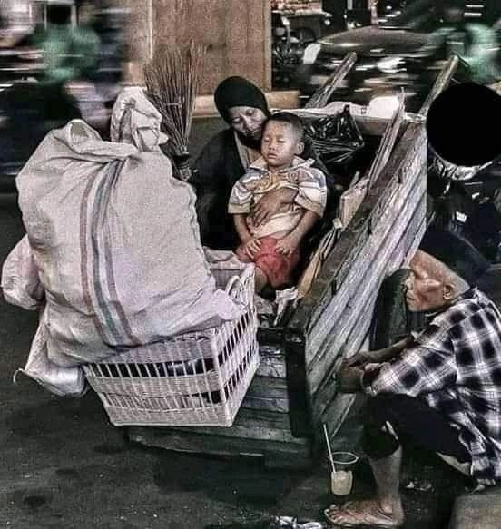 Dr. Ahmad Isa Al-Ma'sharawi: 

Jangan memburu Lailatul Qadar hanya di antara tiang2 masjid. Carilah juga pd ridha ayah, ibu, saudara dgn silaturahim, memberi makan fakir miskin, memberi pakaian orang yg telanjang, memberi rasa aman pada orang yg ketakutan, tdk berbuat zalim,