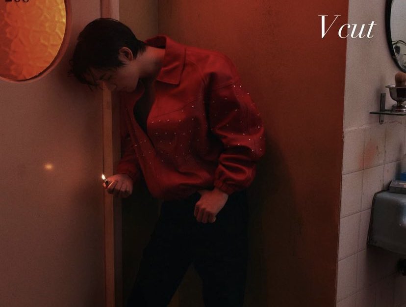 AYA61271903's tweet photo. このくらい空間から
引っ張り上げたくて
仕方ない衝動。

 #KimTaehyung
 #KimTaehyungxElleKorea 
 #V_cut https://t.co/8P6TAWPdbi