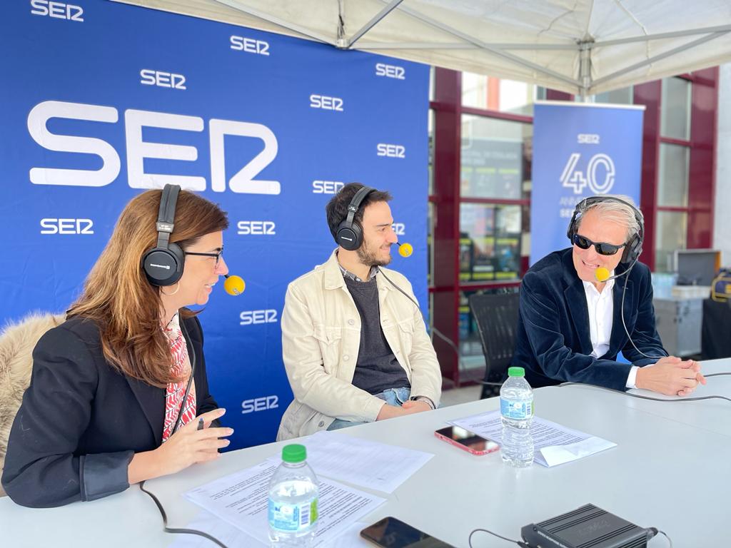 HoyxHoyMadrid's tweet photo. 🎙️ ¿Cómo ha evolucionado Coslada y @SERHenares en estos últimos 40 años?

Nos acompañan:

👉🏽 Ángel Viveros, @yoconviveros, alcalde de 
@Ayto_Coslada
👉🏽 Carlos Sánchez Herrero, director de la emisora desde su fundación hasta 1996
👉🏽 José Antonio Peral, fotógrafo https://t.co/p80a99L9vV