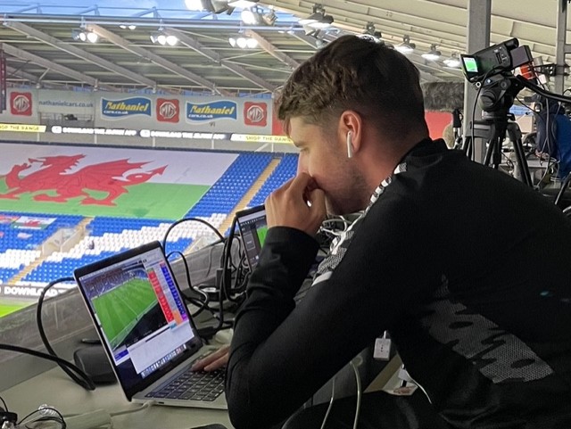 KieranFile's tweet image. 📣Next stop for our linguistic lens: #football ⚽️ and the @FAWales @Cymru national teams 🏴󠁧󠁢󠁷󠁬󠁳󠁿 Our focus: to look closely at communication between game analysts and managers during actual matches to see how professional sports teams can achieve a competitive edge in this area.