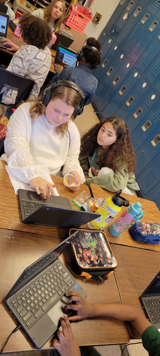 Mucker2ndgrade's tweet photo. Preparing for Yes, Louisville! Students are working on projects to showcase the GREAT things happening in our city. #yeslouisville #gotolouisville @JCPSKY @AudubonES #PBL https://t.co/NbRLBRH4h6