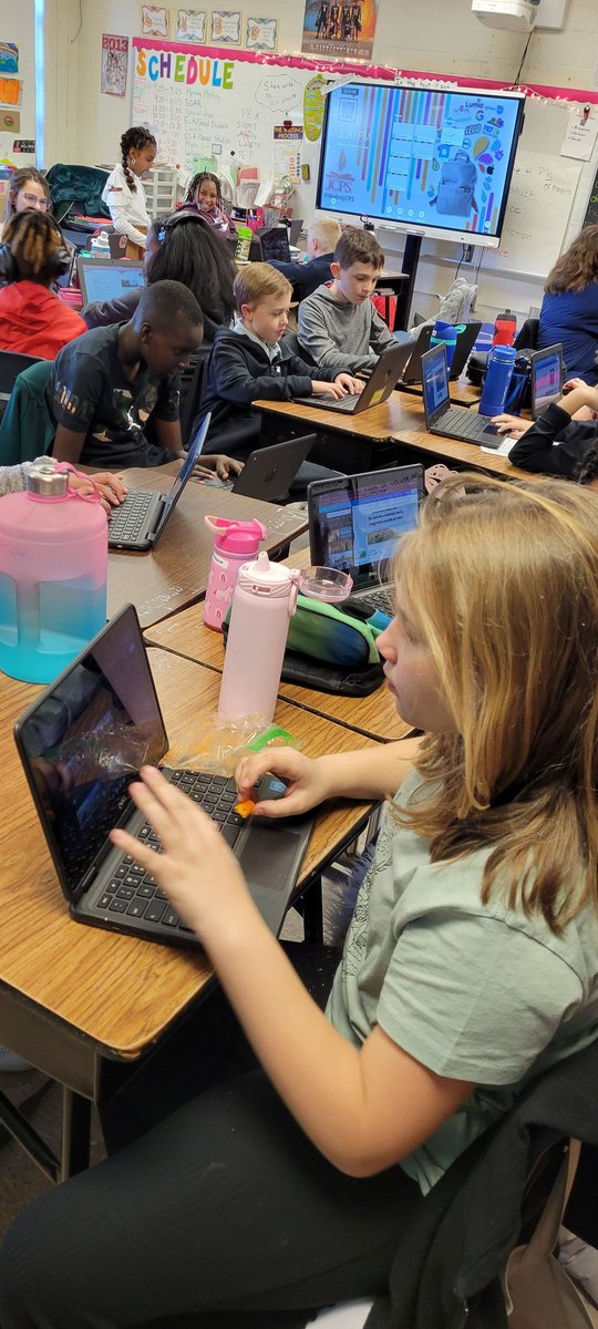 Mucker2ndgrade's tweet photo. Preparing for Yes, Louisville! Students are working on projects to showcase the GREAT things happening in our city. #yeslouisville #gotolouisville @JCPSKY @AudubonES #PBL https://t.co/NbRLBRH4h6