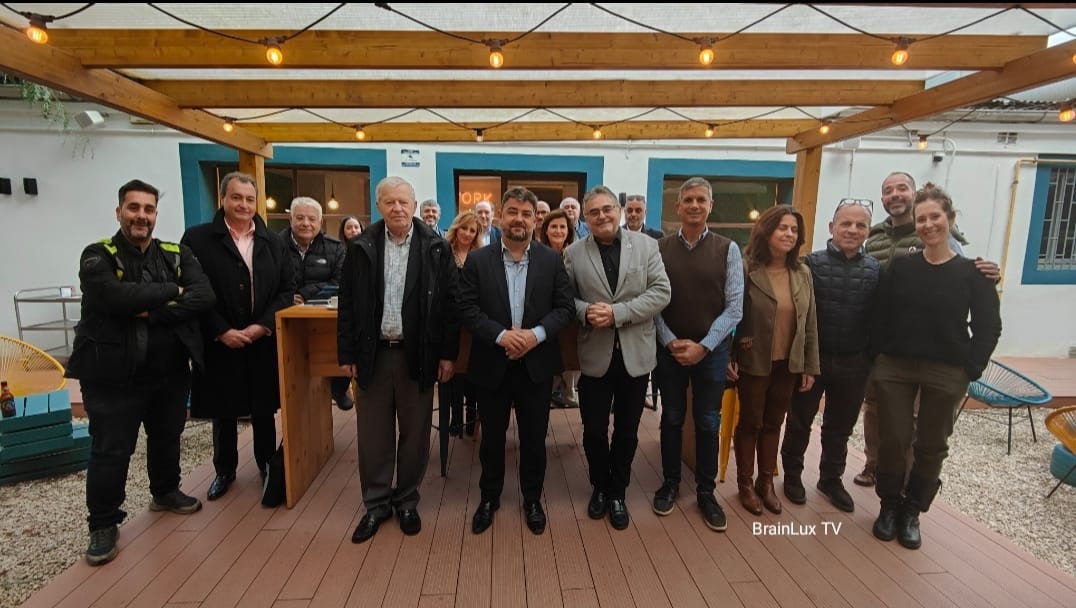 VosselerDaniel's tweet photo. Hem visitat l'associació del barri de la Marina del Prat Vermell i hem comentat plegats totes les mesures que impulsem des de #BcnEtsTu per a la transformació del barri: urbanisme, mobilitat, economia, empresa, habitatge social i activisme empresarial. https://t.co/5edWtoWbqx