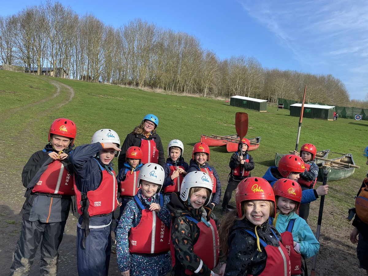 bastonceprimary's tweet photo. A wonderfully sunny day for canoeing 🛶 @RockUKAdventure #canoeing #Year4Residential https://t.co/MOkRdKIq6J