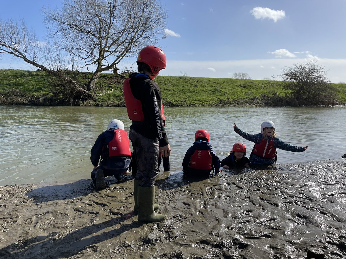 bastonceprimary's tweet photo. A wonderfully sunny day for canoeing 🛶 @RockUKAdventure #canoeing #Year4Residential https://t.co/MOkRdKIq6J