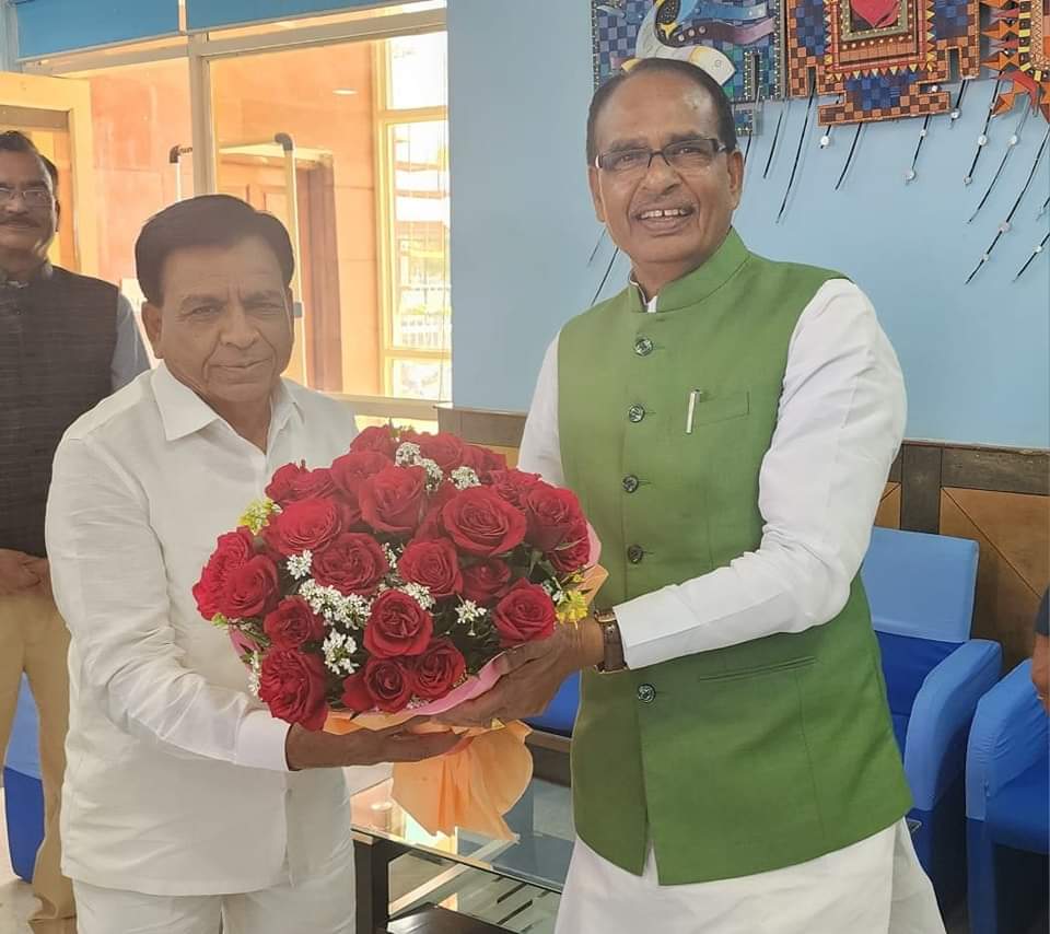 SavindaNhm's tweet photo. श्री @JagdishDevdaBJP जी बकौल @NHM_MP एमडी मैडम #NHM_संविदा_कर्मचारियों की 90%वेतन की फाईल वित्त विभाग में लंबित है हमें पूर्ण विस्वास है कि मार्च अंत तक आप उसे क्लियर कर देगें ताकि हमें 90%वेतन अप्रैल से मिल सके,और 32000 कर्मचारी को वापिस हड़ताल पर न जाना पड़े🙏
@ChouhanShivraj https://t.co/rajSqSxz3G