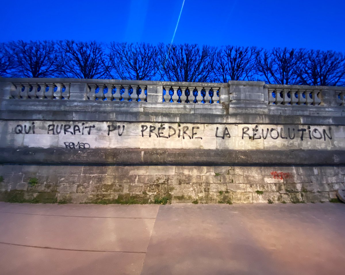 SailorSbaff's tweet photo. Fra poco sempre Macron parlerà a questa “folla” che non indietreggia nemmeno di un centimetro e che rende questa città sempre più febbrile, ma un febbrile bello, un febbrile eccitato che sa esattamente cosa vuole e come lo vuole. https://t.co/Y43qkG0EJu