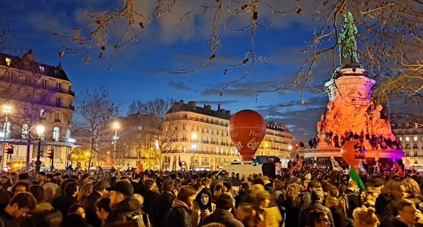 SailorSbaff's tweet photo. Fra poco sempre Macron parlerà a questa “folla” che non indietreggia nemmeno di un centimetro e che rende questa città sempre più febbrile, ma un febbrile bello, un febbrile eccitato che sa esattamente cosa vuole e come lo vuole. https://t.co/Y43qkG0EJu