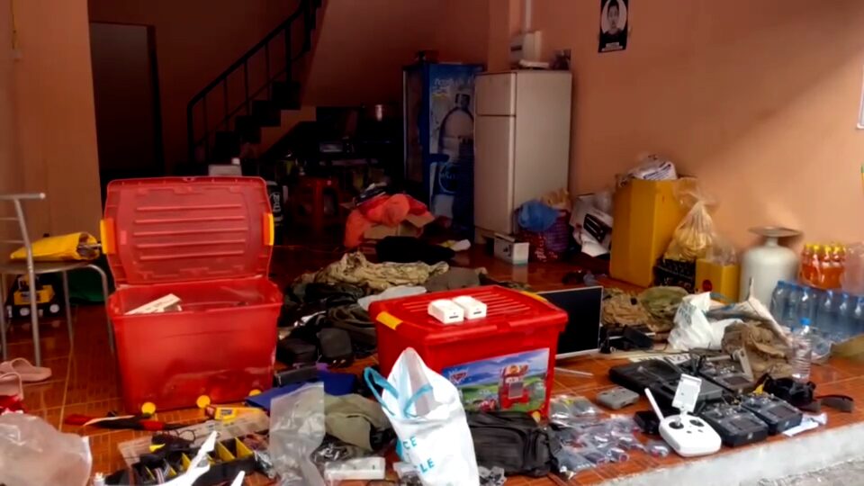(1/2) Thai soldiers raided a shophouse they said were occupied by anti-Burmese-junta resistance groups in Tak province Weds. The raid came after intelligence unit discovered the area has been used by resistance groups who crossed #Myanmar border into Tak. #Thailand #SaveMyammar