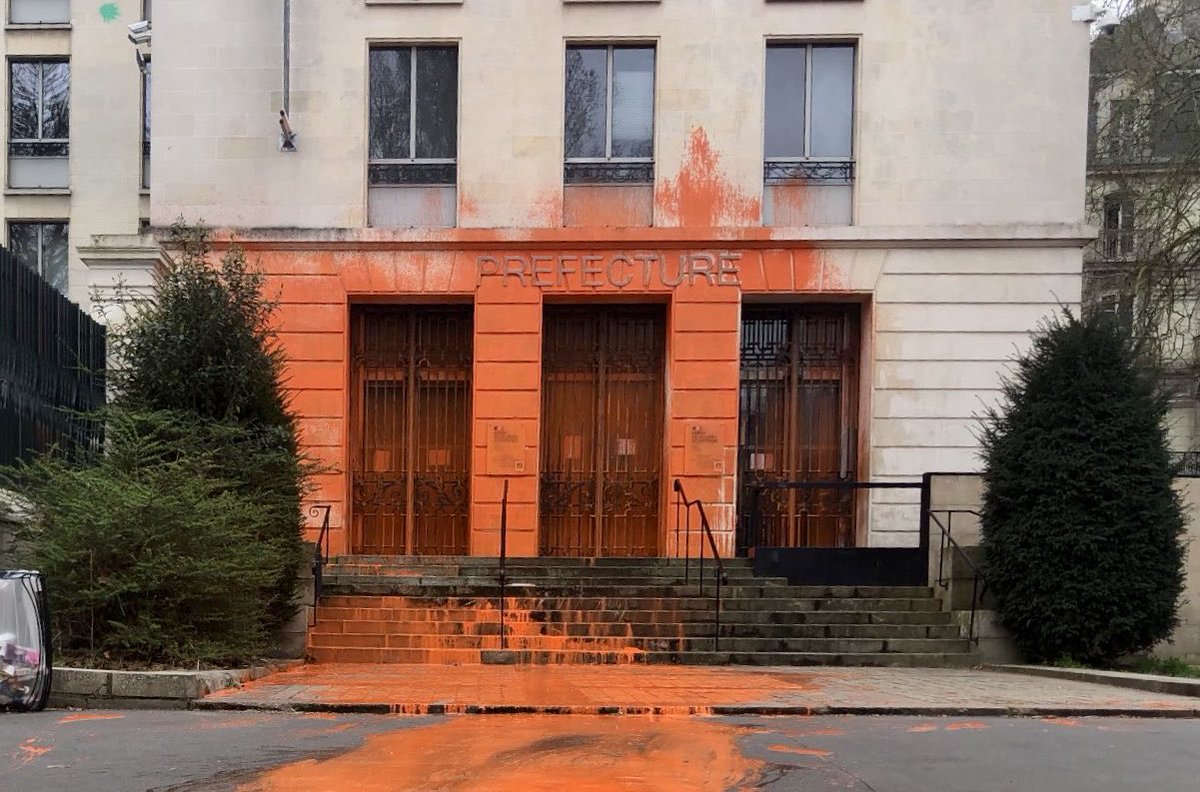 Le collectif Dernière rénovation vient de repeindre en orange l’entrée de la Préfecture à #Nantes pour protester contre l’inaction du gouvernement sur les passoires thermiques.