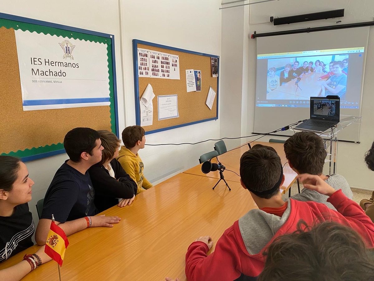Nuestro primer encuentro virtual con el Lycce Charles Gide de Uzes (Francia) con el que hemos puesto en marcha un Club de lectura 📖 📚 <a href="/EducaAnd/">Consejería Desarrollo Educativo y FP</a> <a href="/PLC_Andalucia/">PLC Andalucía</a>  #ieshnosmachadoplc