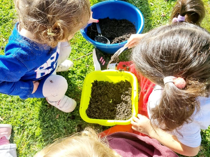 WorkandLife_ESP's tweet image. Ha llegado la primavera y hoy disfrutamos de un día espléndido en el jardín explorando la tierra y plantando semillas. ¡Cuidaremos con cariño lo sembrado para disfrutar de las bonitas flores en la Escuela! #spring
#workandlife #primavera #proyectoeducativo
#sostenibilidad #esg